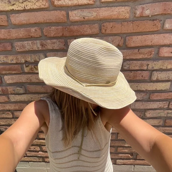 🐚 Scala Hat with FREE Shell Pin - Picture 9 of 12